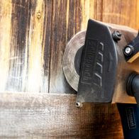 Scheppach Schleiflamellenbürste mit rotem Schleifscheibenhalter, Detailansicht