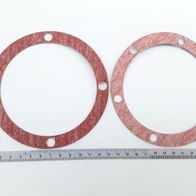 Dichtungsset von Scheppach, zwei Dichtungen mit Löchern, neben einem Lineal zur Größenveranschaulichung.