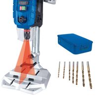 Tischbohrmaschine DP60SE von Scheppach mit LED-Display und Laser. Inklusive Bohrerset und blauer Aufbewahrungsbox. Gezeigt von vorne.