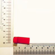 Rotes Messwerkteil auf Messskala mit Skalenmarkierungen