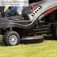 The Scheppach lawnmower features an easy clean function with water connection. The device has a 224ccm engine and is equipped with sturdy tyres.