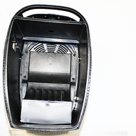 Gehäuse von oben gesehen. Scheppach-Logo sichtbar. Metallplatte mit Rillen und Lüftungsschlitzen.