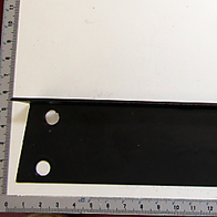 Eine lange Strebe mit drei Löchern, gezeigt von der Seite auf weißem Hintergrund.