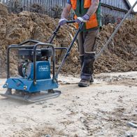 Rüttelplatte HP1800S von Scheppach im Einsatz. Ein Arbeiter bedient die Maschine auf einer Baustelle.