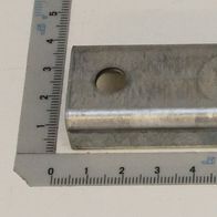 Tragarmprofil von Scheppach, gezeigt von der Seite mit einem Lineal zur Größenveranschaulichung.