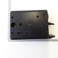 Schaltergehäuse von Scheppach, von vorne fotografiert. Das Gehäuse hat mehrere Löcher und Öffnungen.