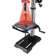 Tischbohrmaschine DP18 Vario Scheppach, 550W, Bohrfutter 16mm, Vario-Drehzahl, mit Laser und LED. Die Maschine wird von vorne gezeigt.