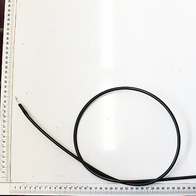 Ein Bowdenzug mit einem Messschieber im Hintergrund. Der Bowdenzug ist von links nach rechts ausgerichtet.