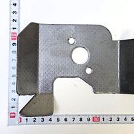 Ein grauer Auspuffdichtung mit zwei Löchern, dargestellt von oben. Die Länge beträgt etwa 20 cm und die Breite etwa 10 cm.