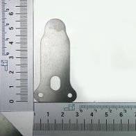 Scheppach-Ventilblättchen mit Bohrung und Befestigungslöchern, Maßstab für Größenvergleich