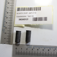 Exzenterbolzen Teil 2-16, Artikelnummer 3902403121, zwei Bolzen von vorne neben einem Lineal.