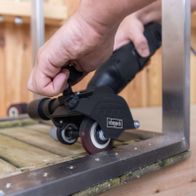 Scheppach-Bürstenschleifer mit Rollenaufnahme für Schleifbürsten, Detailansicht der Schleifbürstenhalterung