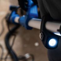 Wand-Deckenschleifer DS920X von Scheppach, Detailansicht der LED-Beleuchtung. Die Kamera zeigt auf die Unterseite des Geräts.