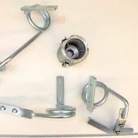 Mischeinheit von Scheppach, bestehend aus verschiedenen Metallteilen und einem zylindrischen Behälter. Die Teile sind auf einem Lineal mit Millimeter- und Zentimeterangaben ausgelegt.