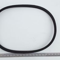 Ein Keilriemen auf weißem Hintergrund von oben fotografiert.