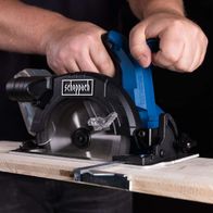 Die Akku-Handkreissäge BC-HCS165-X von Scheppach ist mit einem bürstenlosen Motor ausgestattet und hat ein Sägeblatt mit einem Durchmesser von 165 mm. Die maximale Schnitttiefe beträgt 55 mm.