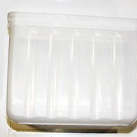 Ein weißer Kunststoffkasten mit sechs vertikalen Fächern. Das Produkt ist von vorne zu sehen.