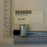 Scheppach Knebel kpl. intern_63111400. Metallstange mit zwei schwarzen Griffen, daneben Produktetikett mit Artikelnummer 63111400. Gezeigt von der Seite.