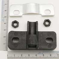 Klemmplatte hinten von Scheppach mit Schrauben und Muttern. Die Teile sind auf einem Lineal zur Größenveranschaulichung platziert.