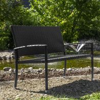 Moderne Wackelbank mit strukturierter Sitzfläche und Armlehnen, outdoor-tauglich