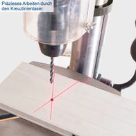 Die Präzision der Tischbohrmaschine DP18 Vario Scheppach wird durch den Kreuzlinienlaser erhöht, der exakte Bohrlöcher ermöglicht.