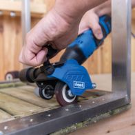 Scheppach-Bürstenschleifer mit Rollenführung für präzise Schleifarbeiten