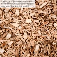 Im Beet hemmen die Holzschnitzel das Wachstum von Unkräutern und bieten Unterschlupf für wichtige Insekten.
