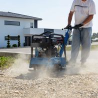 Scheppach-Benzin-Rüttelplatte mit Fahrvorrichtung, Gummimatte und Arbeitsgerät in Einsatz