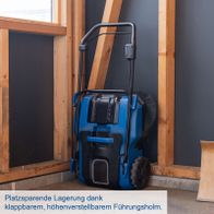 Fahrzeug mit klappbarem und höhenverstellbarem Lenkholm für platzsparende Lagerung