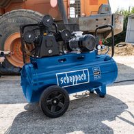 Scheppach Kompressor HC550TC mit 100L Tank, 4,0 HP, 550L/min Ansaugleistung und Fahrvorrichtung. Gezeigt von der Seite mit Motor und Komponenten.