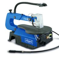 Dekupiersäge DECO-FLEX von Scheppach, seitliche Ansicht. Die Dekupiersäge ist blau und weiß. Sie hat einen transparenten Schutz und einen schwarzen Fuß. Die Dekupiersäge hat einen schwarzen Schlauch und einen schwarzen Griff.