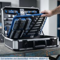 Der Werkzeugkoffer TB220 von Scheppach ist gut sortiert und übersichtlich verstaut. Er enthält verschiedene Werkzeuge, die in durchsichtigen Fächern organisiert sind, was eine schnelle Identifikation und Zugriff ermöglicht.