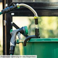 Praktische Halterung für das Regenfass. Die Regenfasspumpe RBP350 von Scheppach bietet eine Fördermenge von 5500 Litern, einen Pumpendruck von 1,1 Bar und eine 2-in-1-Funktion.