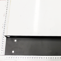 Strebe kurz oben, Ansicht von oben, mit Maßstab im Hintergrund.