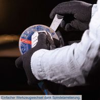 Einfacher Werkzeugwechsel dank Spindelarretierung. Der Akku-Winkelschleifer C-AG125-X von Scheppach ermöglicht schnelles und unkompliziertes Wechseln der Schleifscheiben.