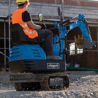 Der Scheppach Benzin Mini Bagger EXC815 mit 8,5 PS, 2330mm Grabweite und 690mm Spurbreite. Kettenantrieb für optimale Beweglichkeit. Ideal für den Heimwerkergebrauch.