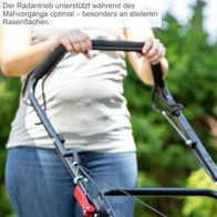 Der Rasenmäher verfügt über einen Radantrieb, der während des Mähvorgangs optimal unterstützt, besonders an steileren Rasenflächen.