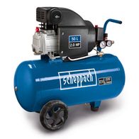 Scheppach Kompressor HC54 mit 50L Tank, 2,0 HP Leistung und 220 Litern pro Minute Luftdurchfluss. Geeignet für 230V 50Hz. Dargestellt von der Seite mit einem schwarzen Rad im Vordergrund.