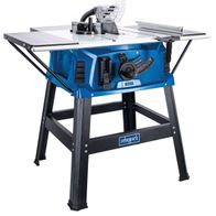 Tischkreissäge HS111 von Scheppach, seitliche Ansicht mit Standfuß und Sägetisch. Die Säge ist in Betrieb und schneidet ein Werkstück.