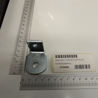 Ein Führungswinkel 4x34x70 von Scheppach, gezeigt von der Seite mit einem Maßstab daneben. Das Produkt hat die Artikelnummer 72104004.