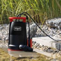 Kombitauchpumpe SWP750 von Scheppach im Einsatz an einem Gewässer. Die Pumpe steht im flachen Wasser und ist mit einem Schlauch verbunden.