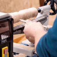 Die Scheppach Drechselmaschine DM500T hat einen praktischen Handgriff für einfache Bedienung und einen robusten Aufbau für stabile Arbeitsbedingungen. Die Maschine verfügt über eine digitale Anzeige für präzise Einstellungen.