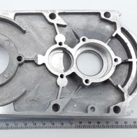 Innere Abdeckung für Maschinenbauteil mit integrierten Bohrungen und Durchbrüchen