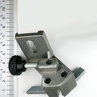 Bandführung unten Teil 67, 71-73 von Scheppach. Metallteil mit schwarzem Drehknopf und zwei Löchern. Gezeigt von der Seite.