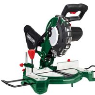 Kapp- und Gehrungssäge PKS1500B3 Parkside LB8 von vorne, mit schwarzem Griff und grünem Gehäuse.