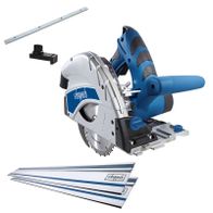 Tauchsäge PL55 SE von Scheppach mit 2x 700mm Schiene und Zubehör. Inklusive 24Z Sägeblatt und 1200W Leistung. Enthält zusätzliches 48Z Sägeblatt. Gezeigt von der Seite mit Schiene und Zubehörteilen.