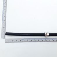 Ein schwarzer Schlauch mit einem silbernen Verbindungsstück, gemessen an einem Lineal. Der Schlauch ist etwa 18 cm lang und wird von der Seite gezeigt.