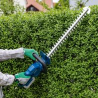 The Scheppach Cordless Hedge Trimmer C-HT570-X features a cutting length of 510 mm and a cutting thickness of 16 mm. The blade measures 560 mm. This cordless hedge trimmer provides precise cutting of hedges.