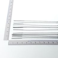 Ein Satz von zwölf Laubsägeblättern, jeweils 130 mm lang, mit feinen Zähnen. Die Blätter sind nebeneinander auf einem Lineal ausgelegt, das die Länge der Blätter misst.