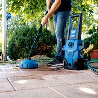 Der Scheppach Hochdruckreiniger HCE1600 hat eine Leistung von 1600 Watt und einen Druck von 1135 bar. Er verfügt über einen robusten Aufbau und ist ideal für die Reinigung von Außenflächen.